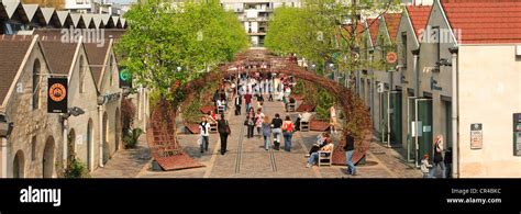 France Paris La Cour Saint Emilion à Bercy Village Photo Stock Alamy