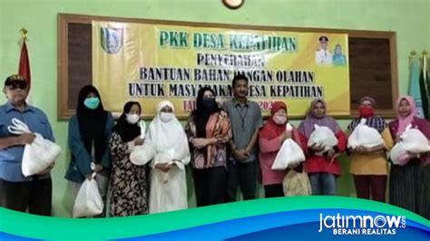 Tak Dapat BLT BBM Warga Miskin Di Jombang Terima Bantuan Sembako Dari Desa