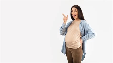 Premium Photo Pregnancy Advertisement Excited Pregnant Woman Pointing