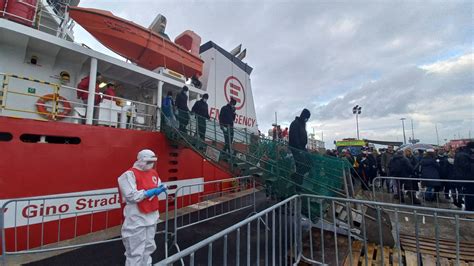 Livorno In Corso Lo Sbarco Della Nave Life Support Con 142 Naufraghi A