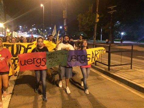 Protesto contra a PEC 241 reúne manifestantes em Porto Alegre FOTOS