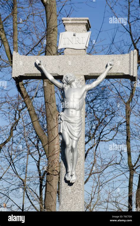 Cruz De Piedra Con Cristo Crucificado Fotografías E Imágenes De Alta