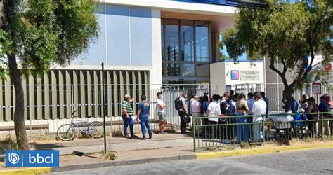 A Pleno Sol Y Con Casi Usuarios Del Registro Civil De Los Ngeles