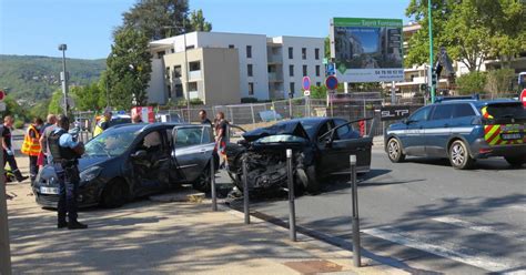 Fontaines sur Saône Il grille un feu rouge percute une voiture et une