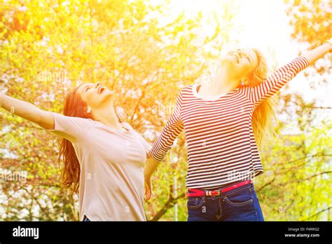 Girls in the sun hi-res stock photography and images - Alamy