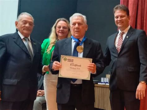 Homenageado Z Aldemir Recebe Medalha Do M Rito Da Funda O Napole O