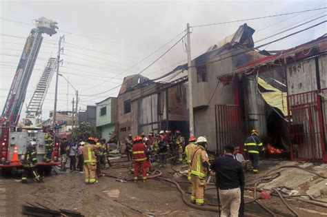 Villa El Salvador Incendio Consumió Almacén De Madera En Parque Industrial Galería Fotográfica