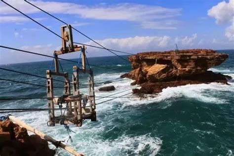 Pemburu Adrenalin Wajib Coba Sensasi Naik Gondola Di Pantai Timang Ini