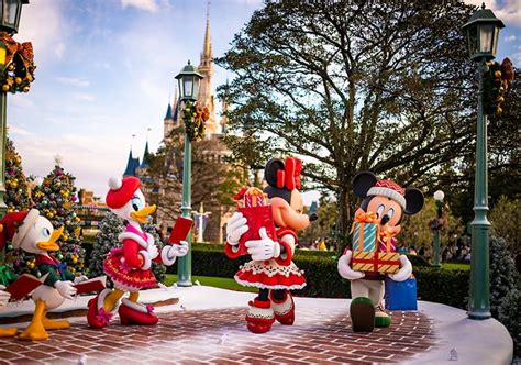 Christmas at Tokyo Disneyland - Disney Tourist Blog