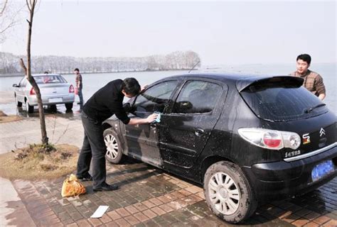 一个月不洗车和经常洗车，哪种更伤车？两年后，差距竟然这么明显