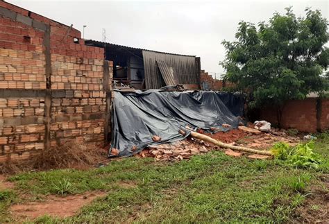 Muro Desaba Forte Chuva E Avenida Interditada Em Sorriso S