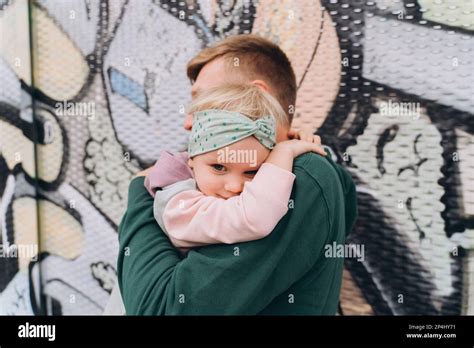 Ni Os Abrazandose En Dibujos Fotograf As E Im Genes De Alta Resoluci N