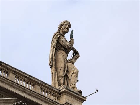 Premium Photo Saint Peter Basilica Rome Detail Of Statue On Columns Roof