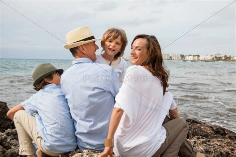 glückliche familie mit kinder im urlaub am meer Stockfoto 9735282