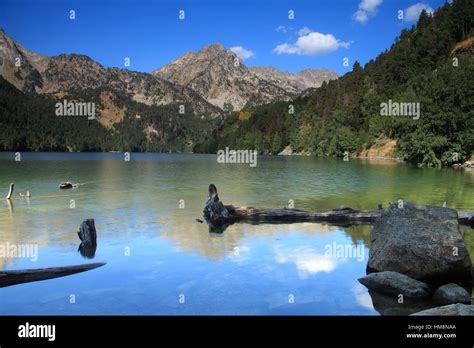 El Lago De San Mauricio En El Parque Nacional De Aig Estortes Y Lago De