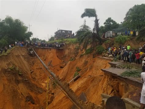 Kinshasa Dégâts de la pluie La route Matadi coupée au niveau de