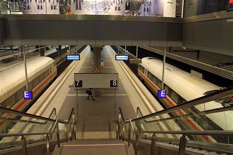 Sieht Aus Wie Ein Wettrennen Nach Norden So Gesehen In Berlin Hbf