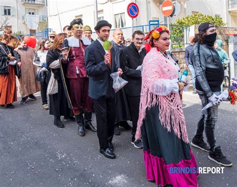 Cisternino L Allegria Del Carnevale Con La Sfilata Dei Carri Allegorici