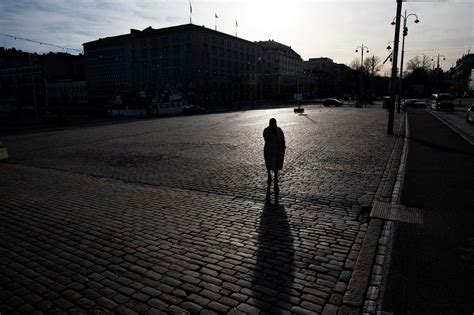 Maailma seisoo tavalla, jota kukaan meistä ei ole ennen kokenut – mitä ...