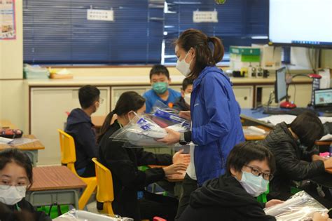 復課｜小學今起分階段恢復面授課堂 教師檢查學生快測陰性紀錄 Am730