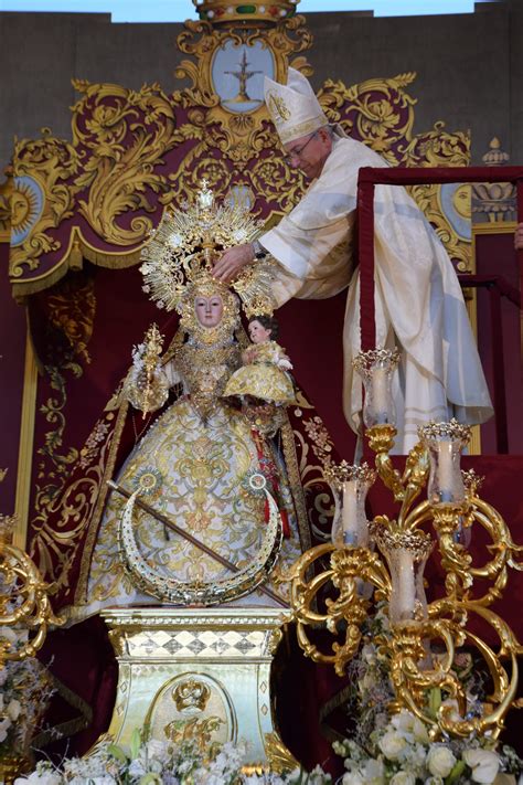 Nuestra Señora de la Fuensanta es coronada ante la atenta mirada de más