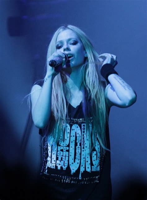 Avril Lavigne Sick Singer Asks For Prayers As She Confronts Health