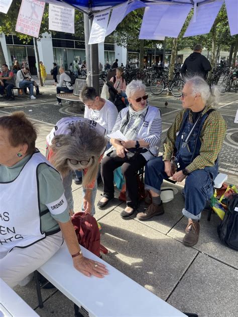 Omas Gegen Rechts Frankfurt Mahnwache An Der Konsti