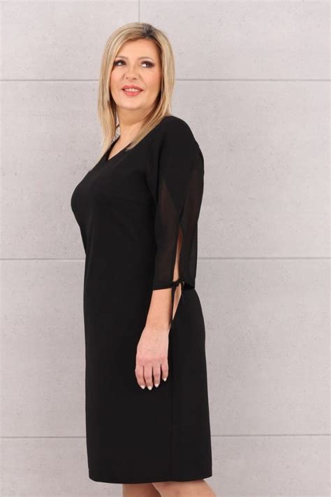 Kobieca sukienka z szyfonowymi rękawami czarna Plus Size Femimoda pl