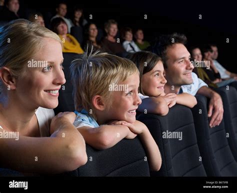 Una familia viendo una película Fotografía de stock Alamy