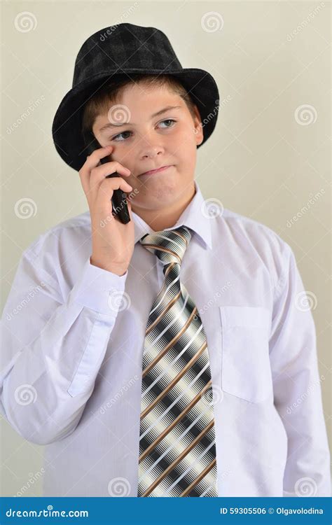 Menino Adolescente Que Fala No Telefone Celular No Fundo Claro Foto De