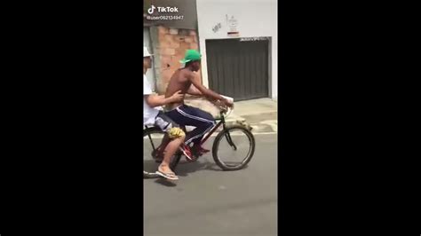 Narração de queda de bicicleta Garupa vai e se lasca Vídeo engraçado