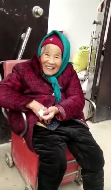 107歲媽媽突然給糖吃 84歲女兒懵一下「露出幸福燦笑」暖了網友心 Peekme