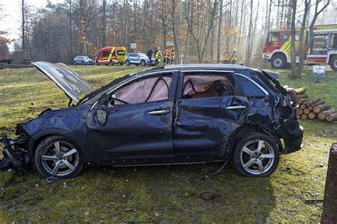 Fahrer stark betrunken Auto kommt von Straße ab und überschlägt sich