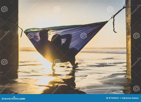 Couples Dans Lhamac Observant Le Coucher Du Soleil Image Stock Image