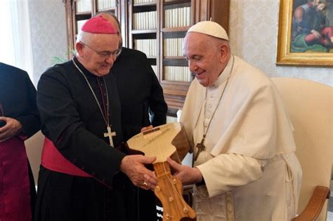 Papa Francisco Ganha Viola De Cocho De Presente No Vaticano Reportermt Mato Grosso Em Um Clique