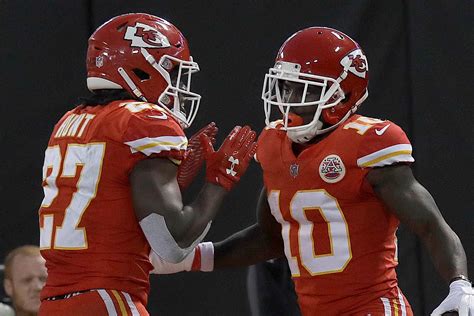 Tyreek Hill S Response To Kareem Hunt S Signing Makes Chiefs Fans Crazy