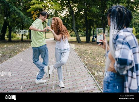 Joyeuse Belle Fille Debout Dans Le Parc Avec Un Appareil Photo Et