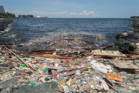 Contaminación Plástica Del Mar Del Océano En Orilla De La Bahía De