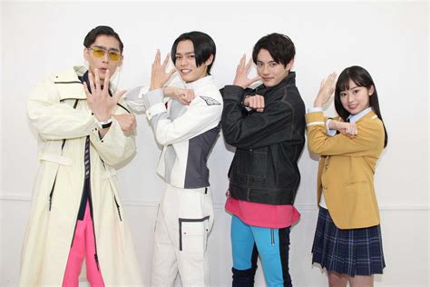 【写真】「仮面ライダーリバイス」に出演中の（左から）濱尾ノリタカさん、日向亘さん、前田拳太郎さん、井本彩花さん Mantanweb（まんたんウェブ）