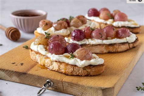 Tostas de requesón y uvas asadas receta de cocina fácil sencilla y