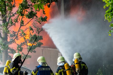 Feuer In Der Lagerhalle Von Alba Nachrichten Aus Waiblingen