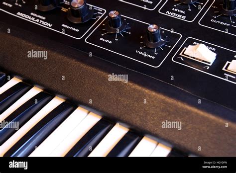 Synthesizer keyboard hi-res stock photography and images - Alamy