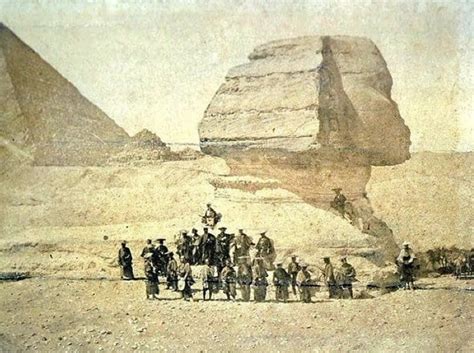 Foto de 1864 de um grupo de samurais em frente à Esfinge de Gizé é