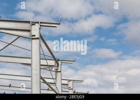 Estructura De Vigas De Acero En El Nuevo Edificio Contra El Cielo Azul