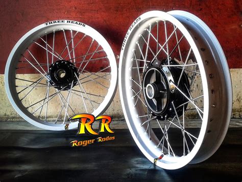 Roger Rodas Aros Three Heads Branco 2 50x18 Titam Fan 150