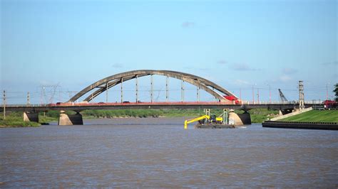 Qüesta sobre el puente Santa Fe Santo Tomé Estamos a la espera de