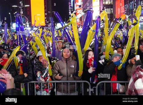 Los Juerguistas Se Paran En Times Square Durante La Celebraci N De La