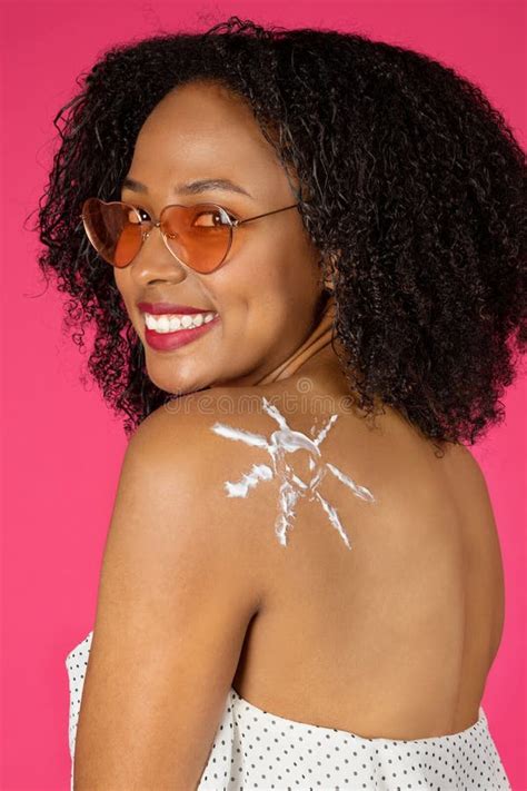 Feliz Dama Milenaria De Rizo Negro En Gafas De Sol Con Signo De Crema