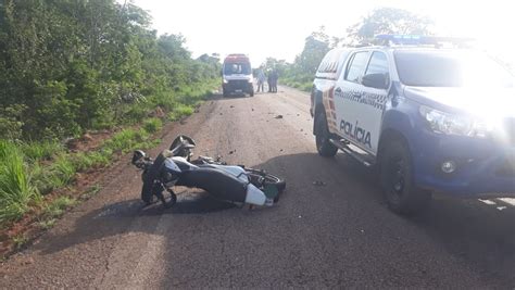 Motociclista morre ao invadir pista contrária e bater em carro em MT