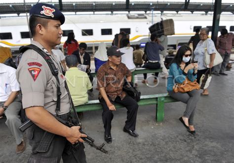 Pengamanan Stasiun Antara Foto